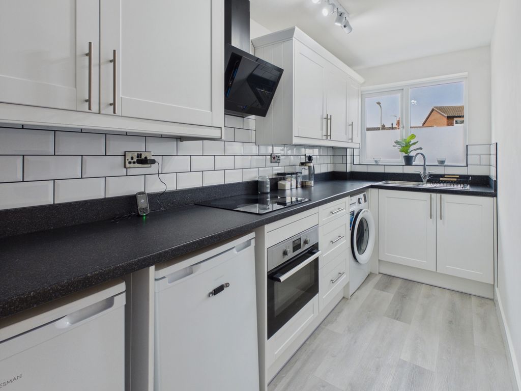Property photo 3 of 10 Kitchen