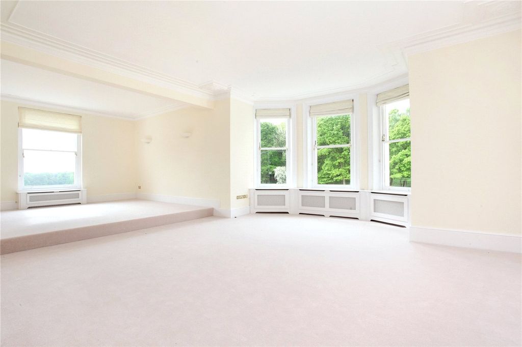 Property photo 3 of 13 Sitting Room