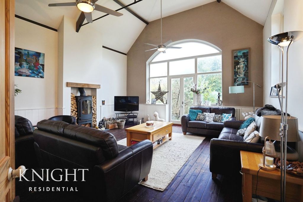 Property photo 2 of 33