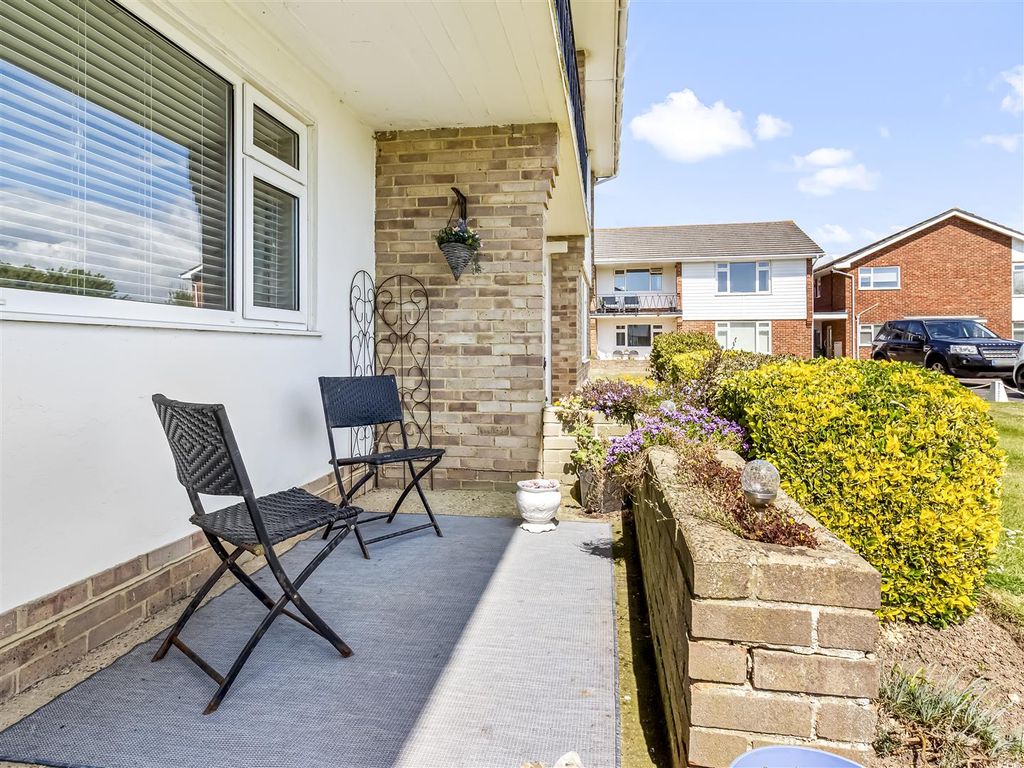 Property photo 1 of 18 St Aubyns Court-002.Jpg
