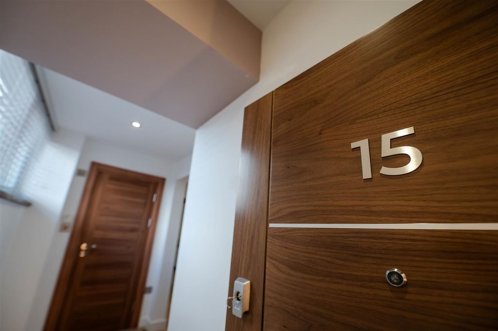 Property photo 2 of 36 Imeldaphoto_Cromptonhouse_Flat15.Jpg