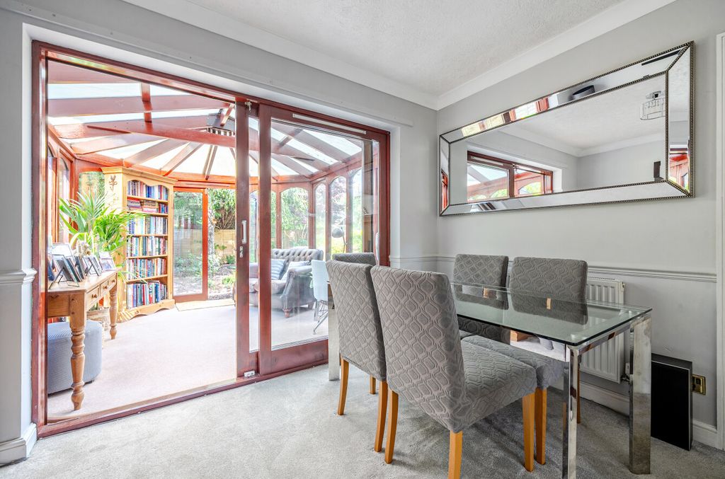 Property photo 3 of 13 1339825-26-689Df6...