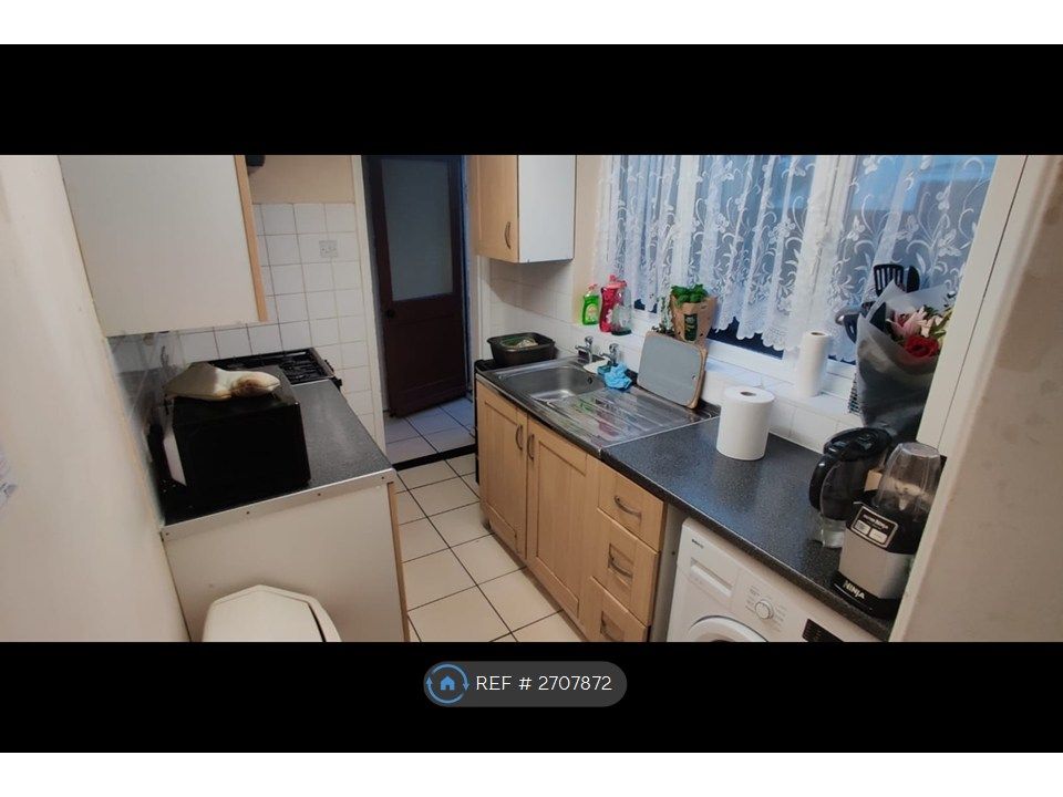 Property photo 3 of 8 Kitchen 1