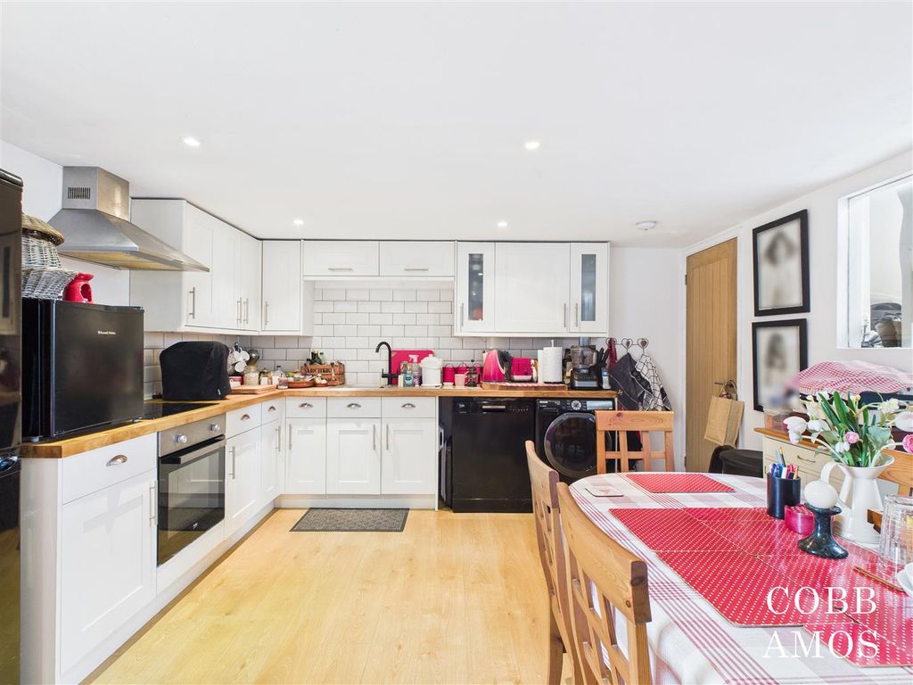 Property photo 3 of 12 Cam02803G0-Pr0226-Still004.Jpg