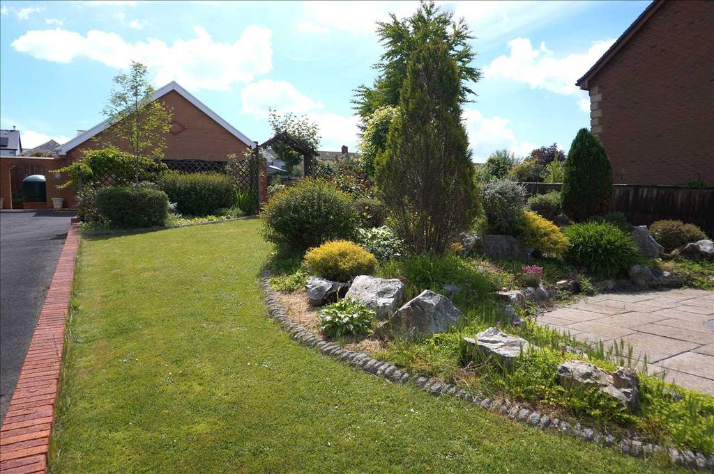 Property photo 2 of 28