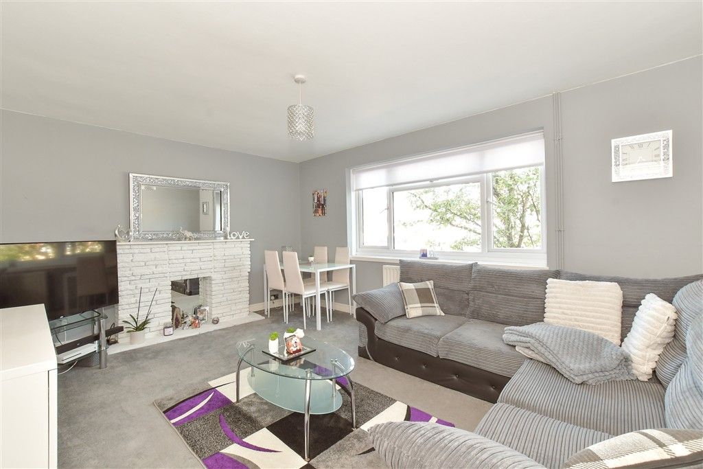 Property photo 2 of 8 Lounge