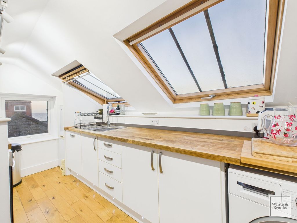 Property photo 3 of 18 Kitchen