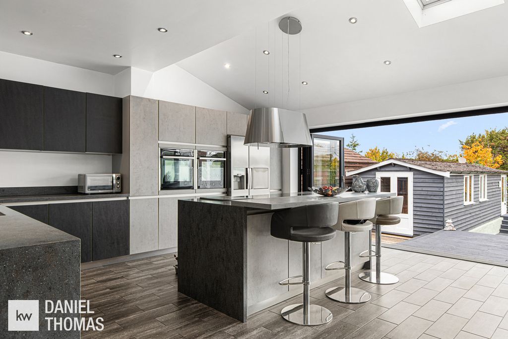 Property photo 2 of 34