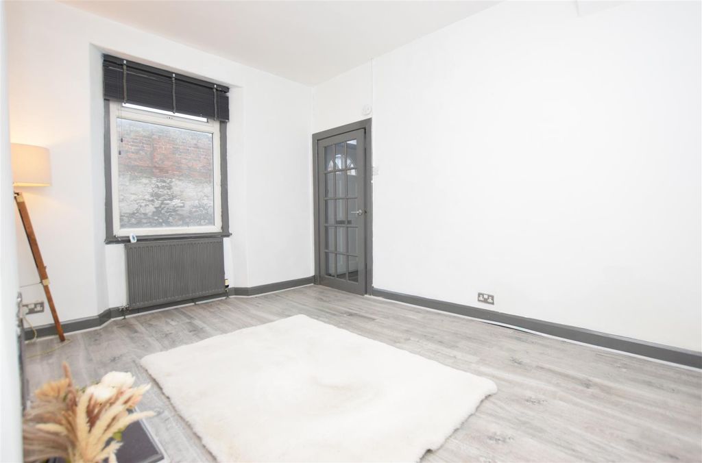 Property photo 3 of 15 Lounge V2.Jpg