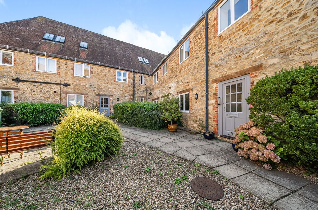 Property photo 1 of 10 Outside
