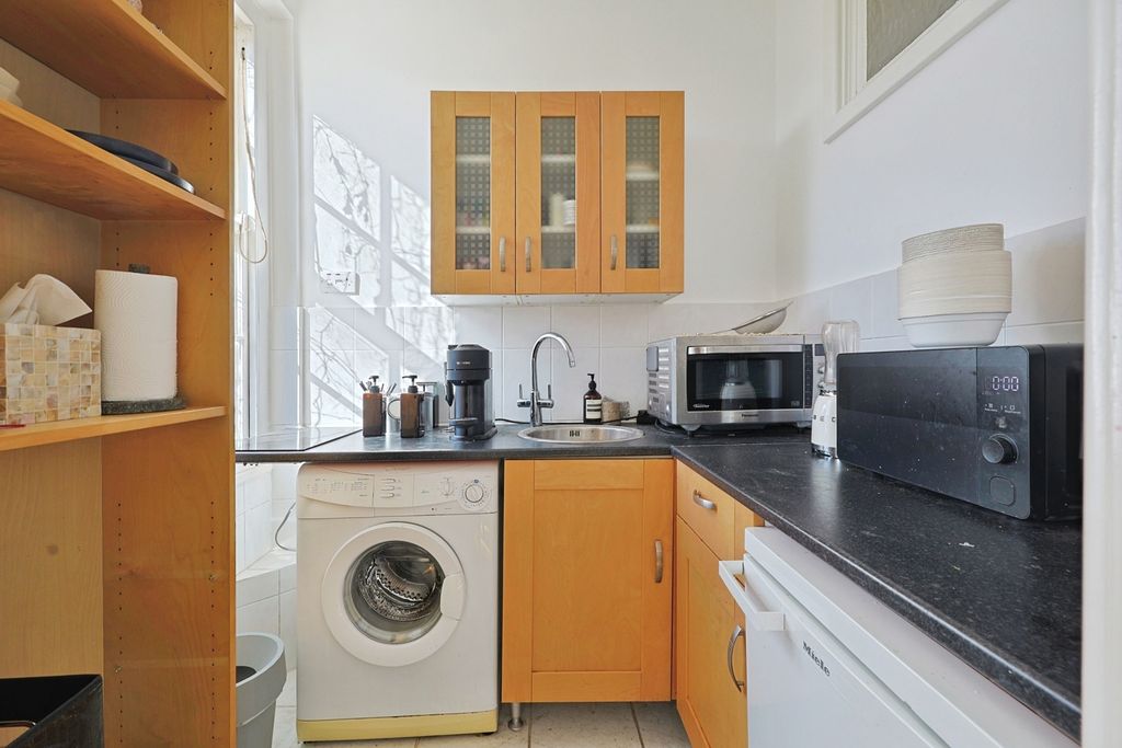 Property photo 3 of 8 Kitchen