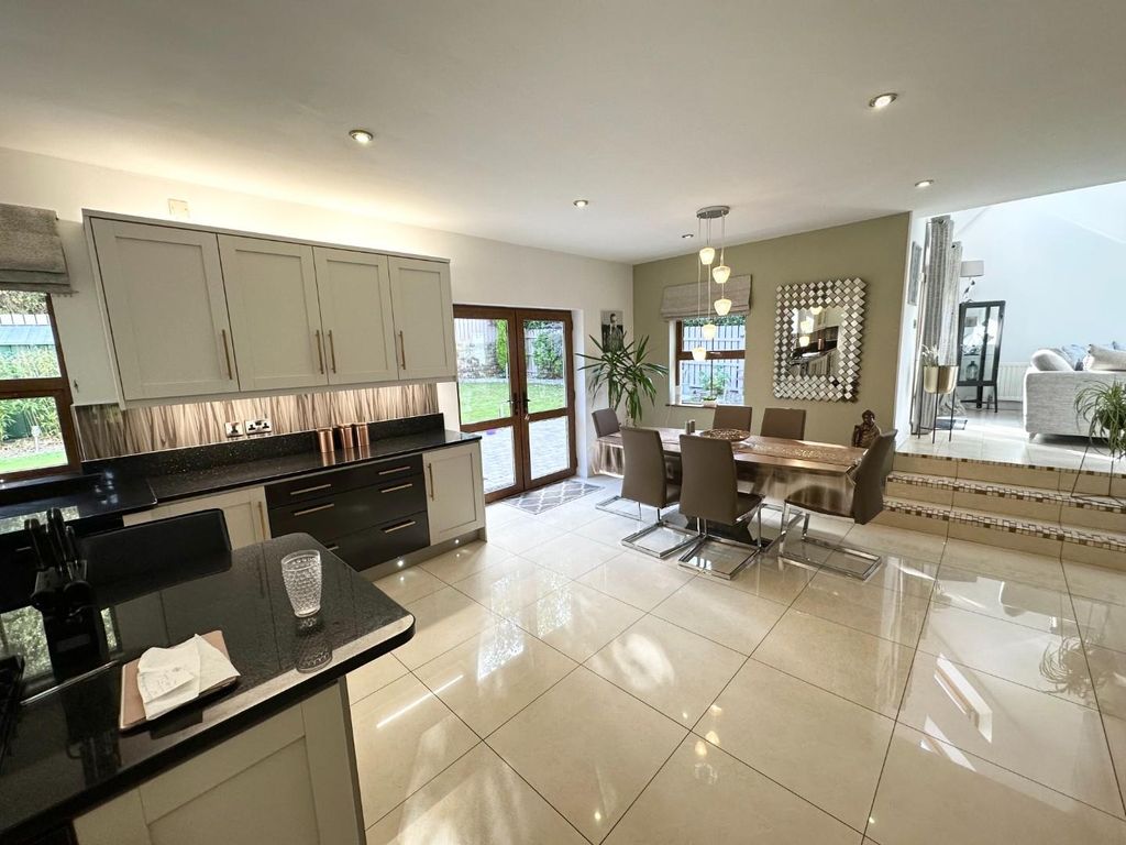 Property photo 3 of 31 Kitchen/Dining
