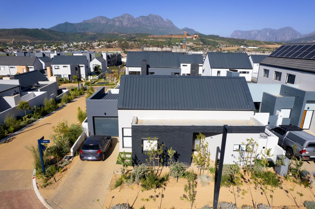 Property photo 1 of 37 St1728073