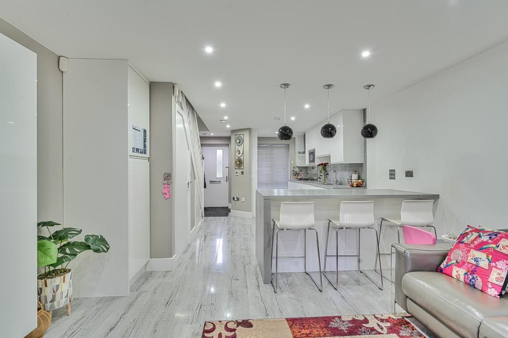 Property photo 3 of 25 Kitchen