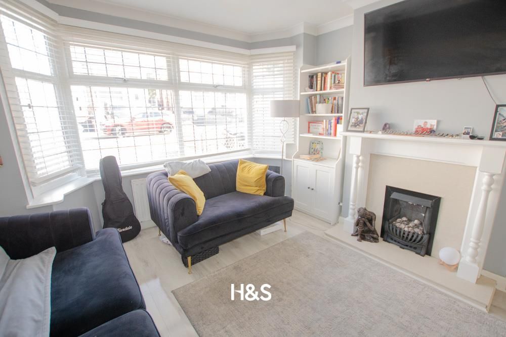 Property photo 2 of 9 54 Parkdale - Lounge.Jpg