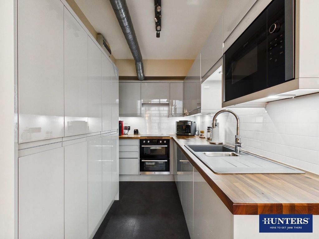 Property photo 3 of 25 Kitchen