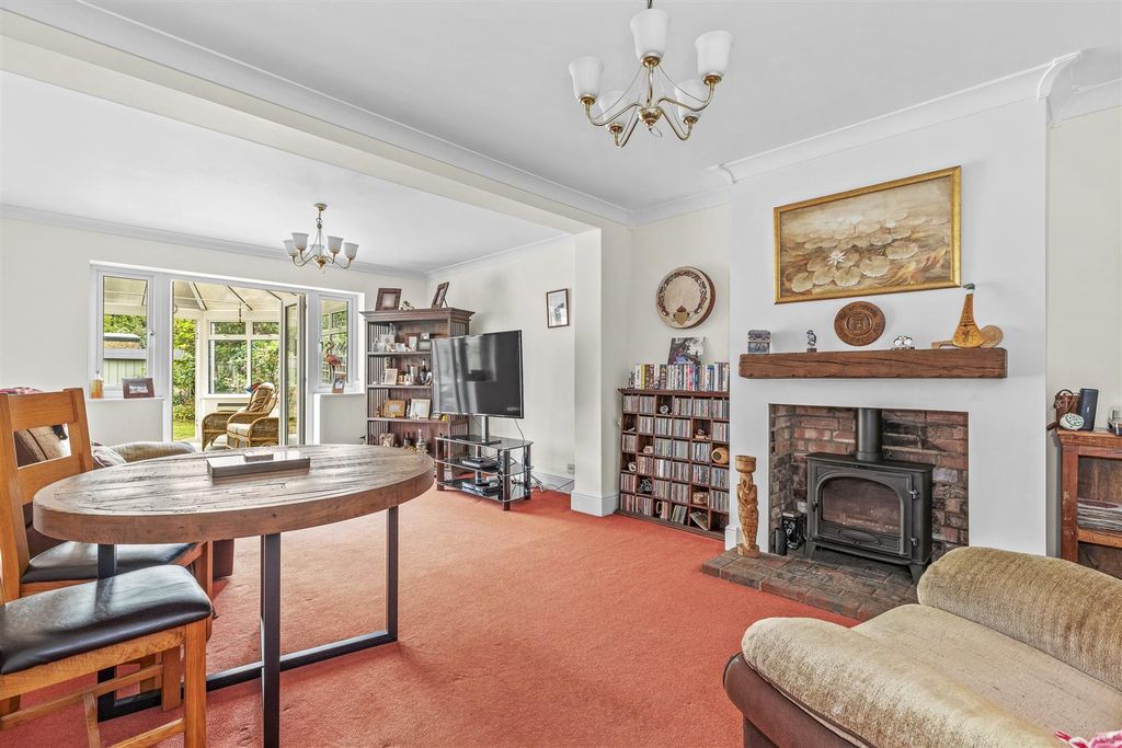 Property photo 2 of 15 3 Manor Gardens, Hp13 5HD-8.Jpg