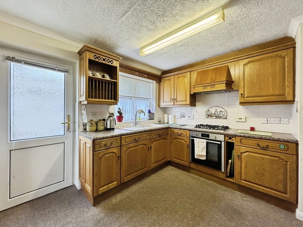 Property photo 3 of 12 Kitchen