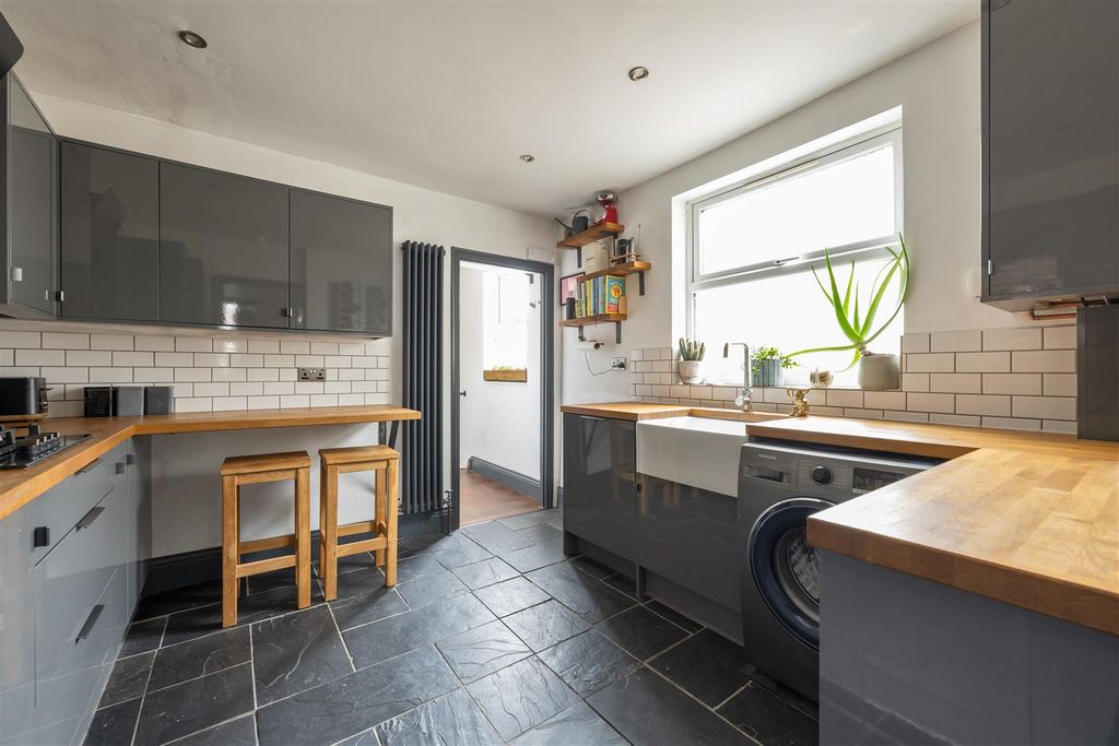 Property photo 3 of 28 Ernald Avenue, E6