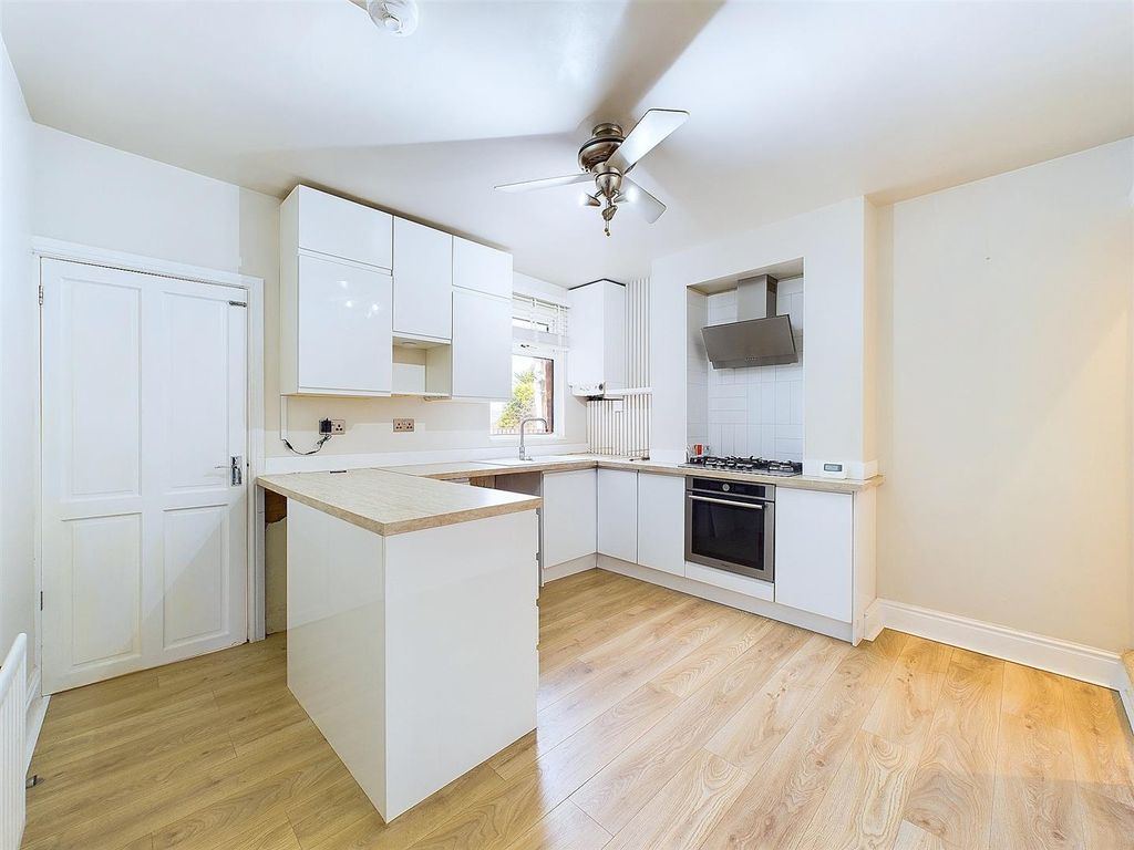 Property photo 3 of 16 Cam03736G0-Pr0091-Still003.Jpg
