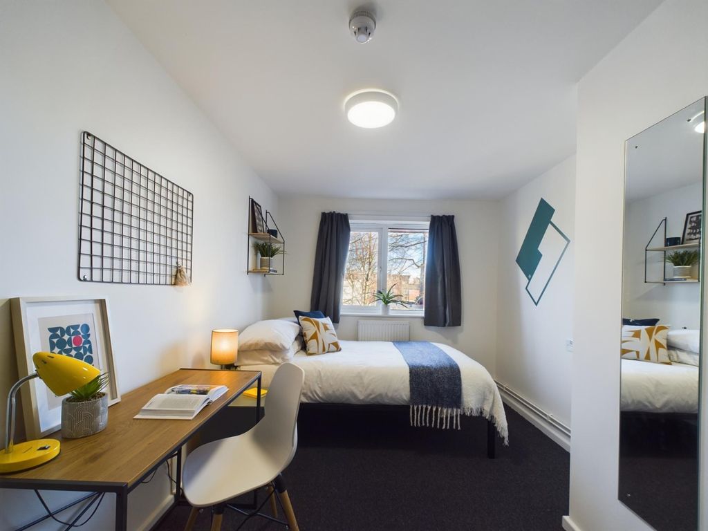 Property photo 3 of 14 A Bright And Inviting Double Bedroom Featuring A c...