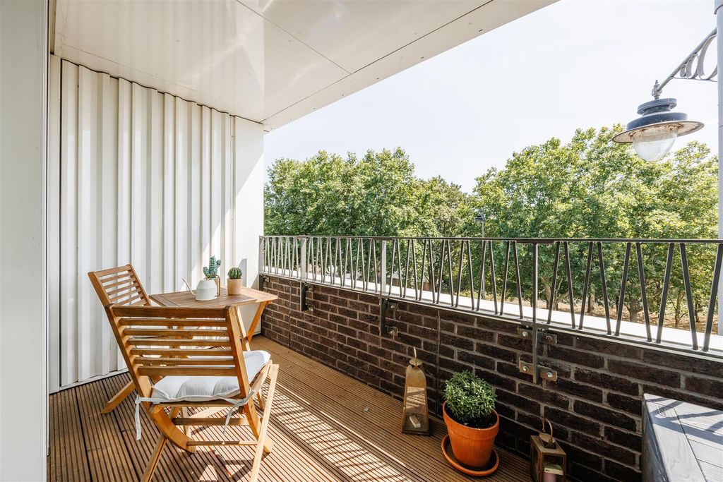 Property photo 3 of 36 Beck Square, E10