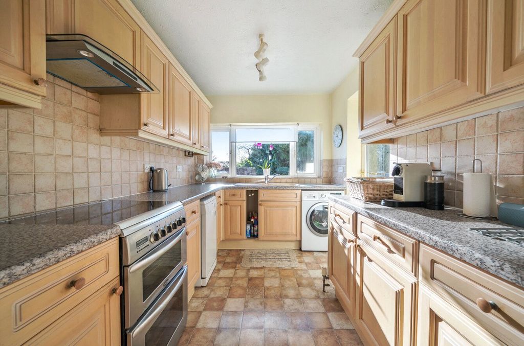 Property photo 3 of 11 Kitchen