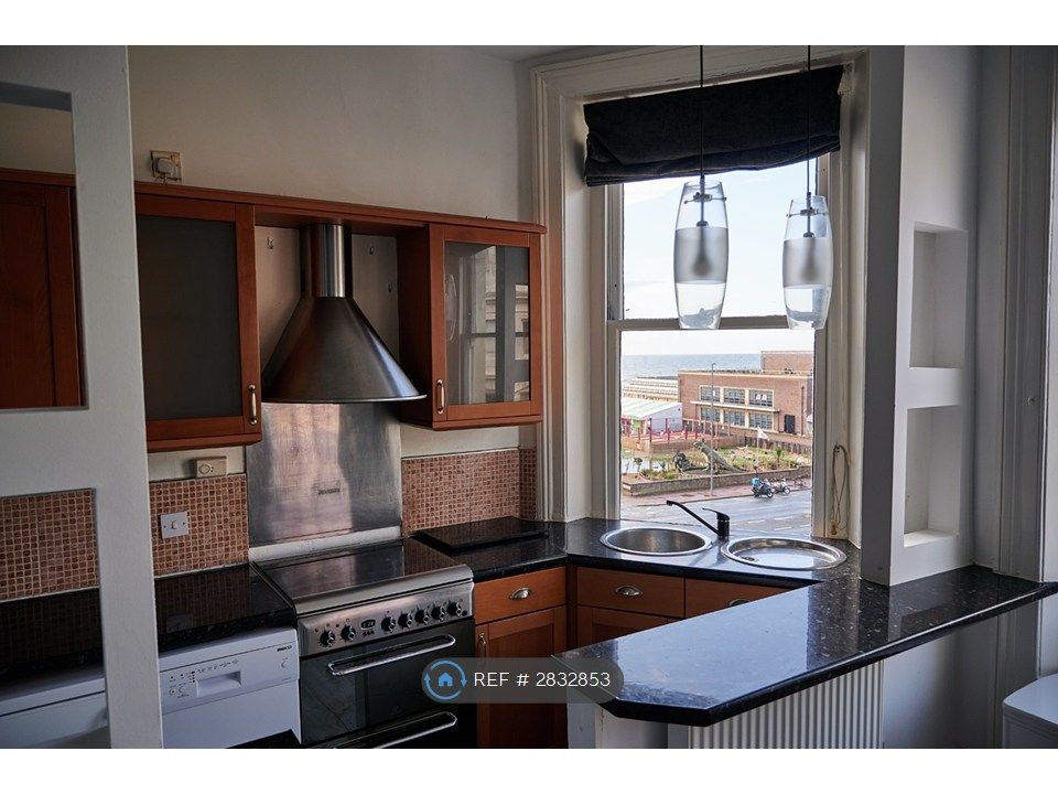 Property photo 2 of 14 Kitchen 01