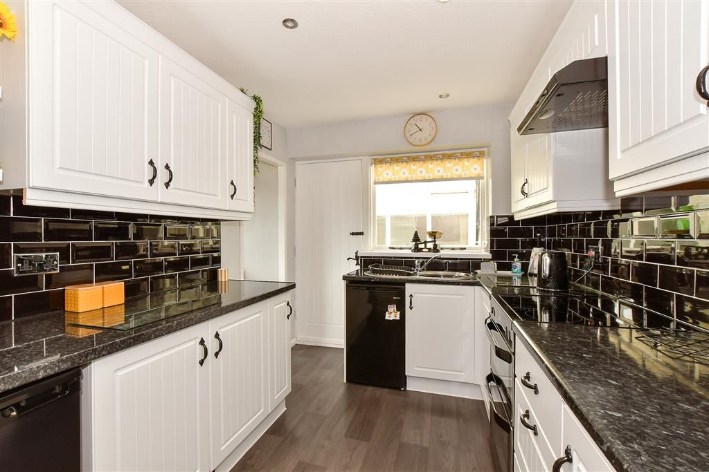 Property photo 3 of 10 Kitchen