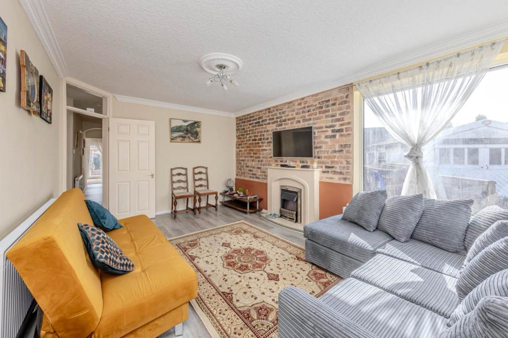 Property photo 3 of 27