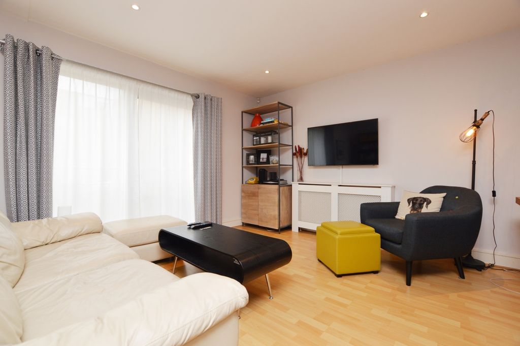 Property photo 3 of 8 Lounge