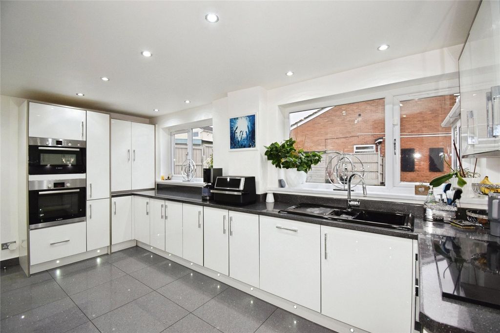 Property photo 2 of 25 Kitchen