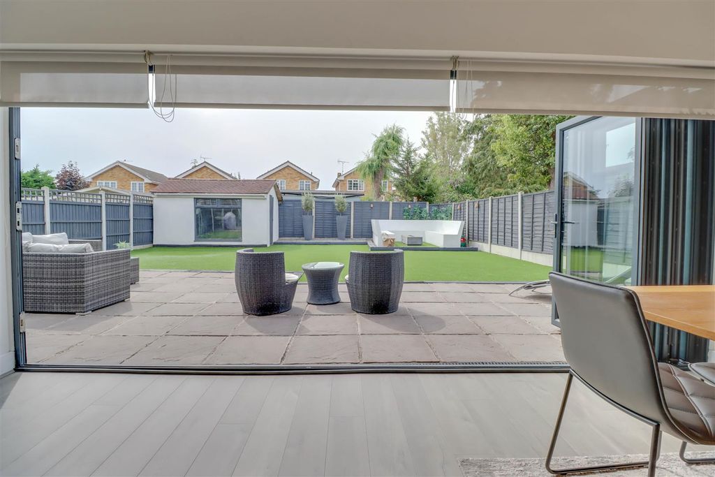 Property photo 1 of 32 133 London Road Inside-31.Jpg