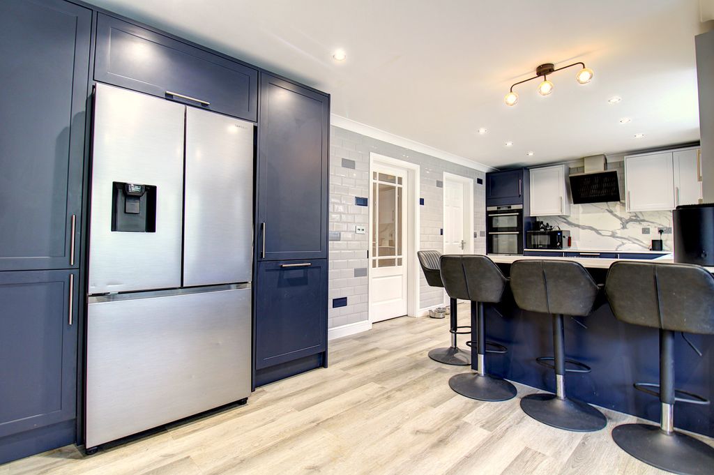 Property photo 3 of 28 Kitchen Breakfast Bar
