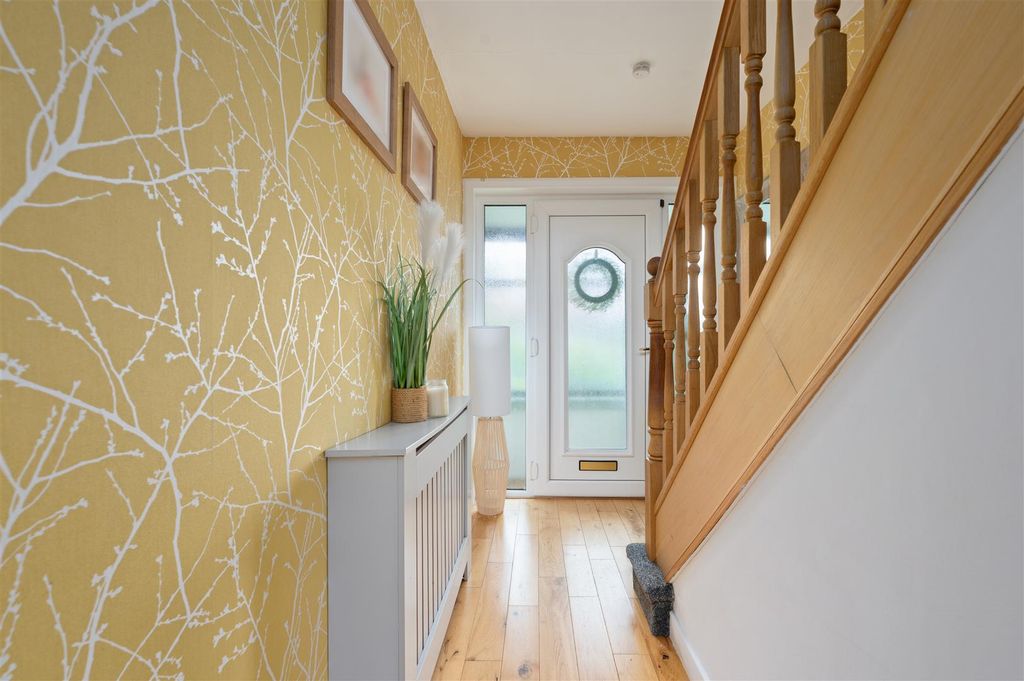 Property photo 3 of 42 2Thimblehallplace006.Jpg