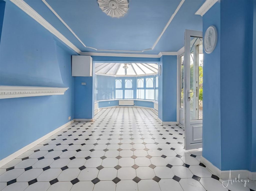 Property photo 3 of 22 Conservatory