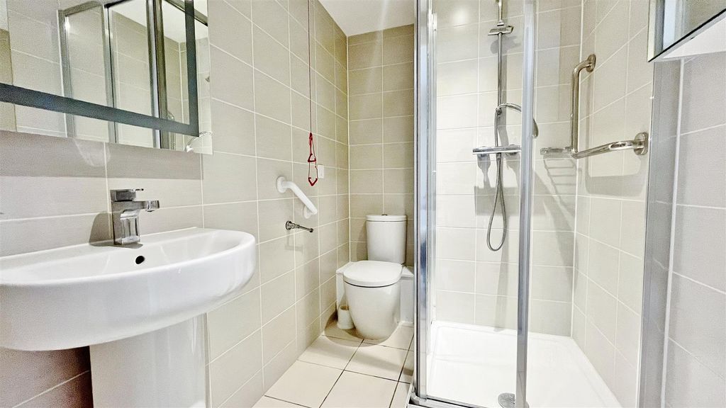 Additional image 11 of 2 bed property for saleVictoria Gardens, Hadleigh Road, Frinton-On-Sea CO13