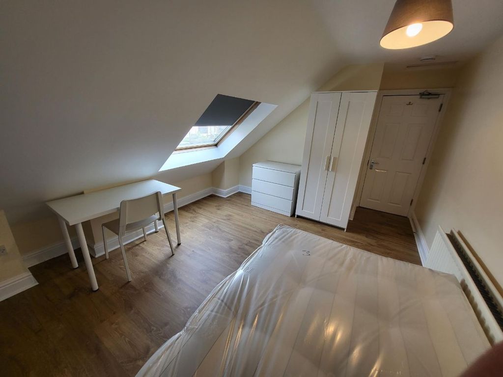 Property photo 3 of 12 This Inviting Double Bedroom Features A Cozy Layou...