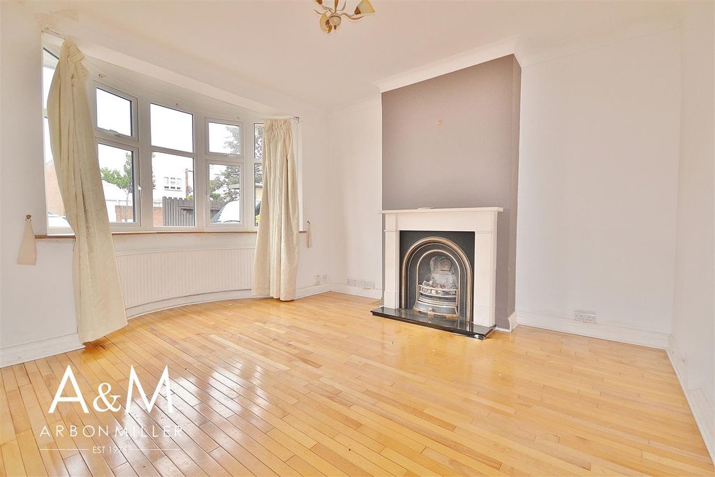 Property photo 1 of 8 Lounge