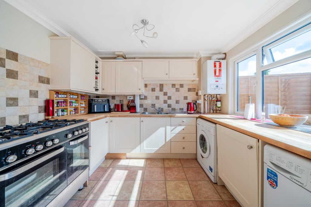 Property photo 3 of 19 Kitchen