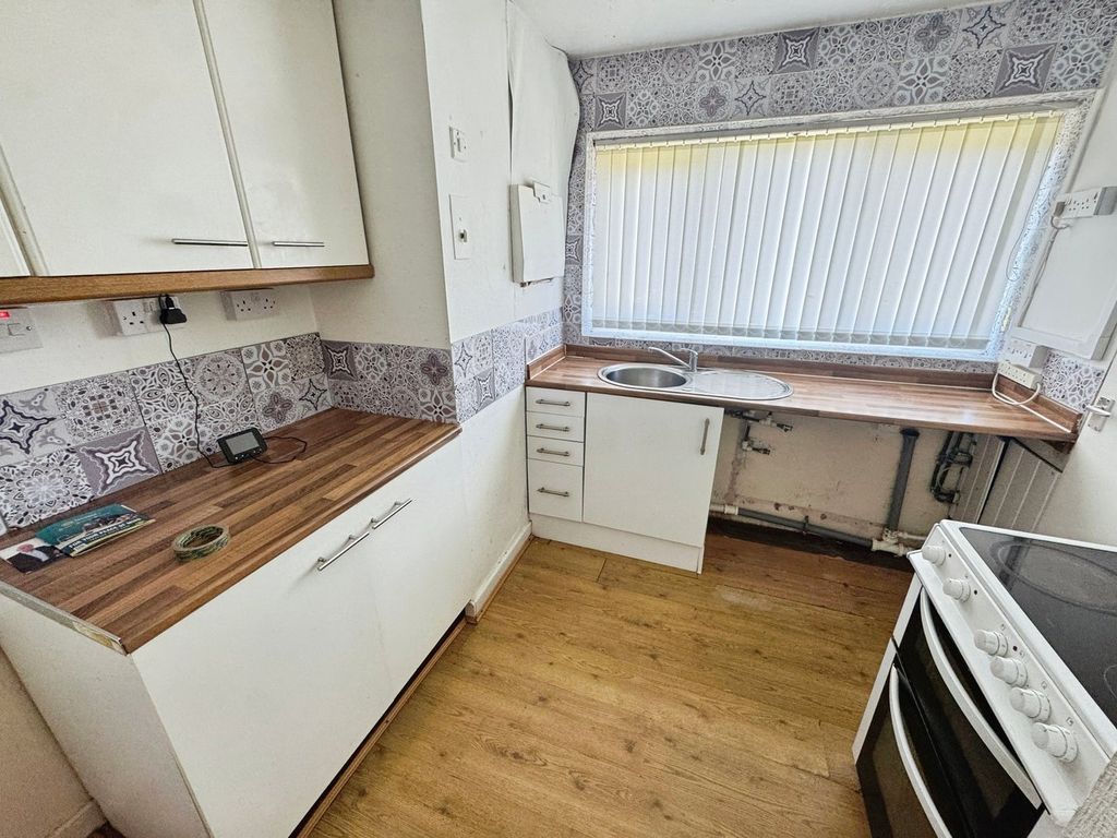 Property photo 3 of 9 Kitchen