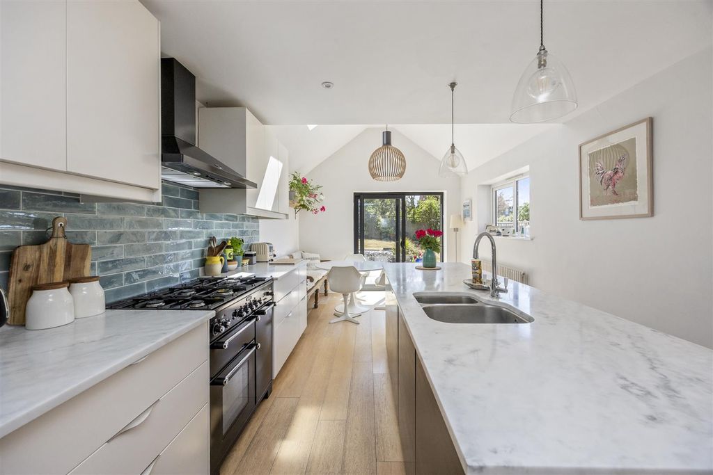 Property photo 3 of 18 Kitchen