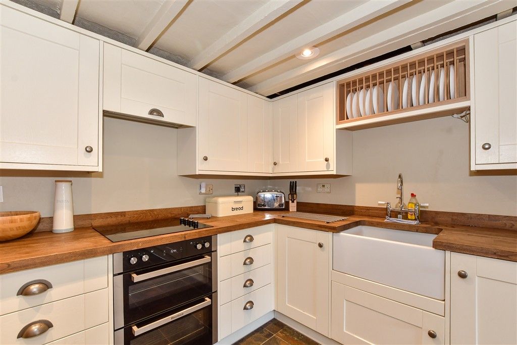 Property photo 3 of 11 Kitchen