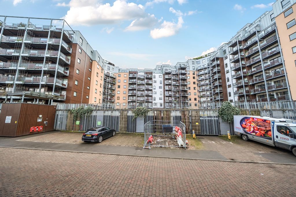 Property photo 2 of 22 1403500-2-69721Bd...