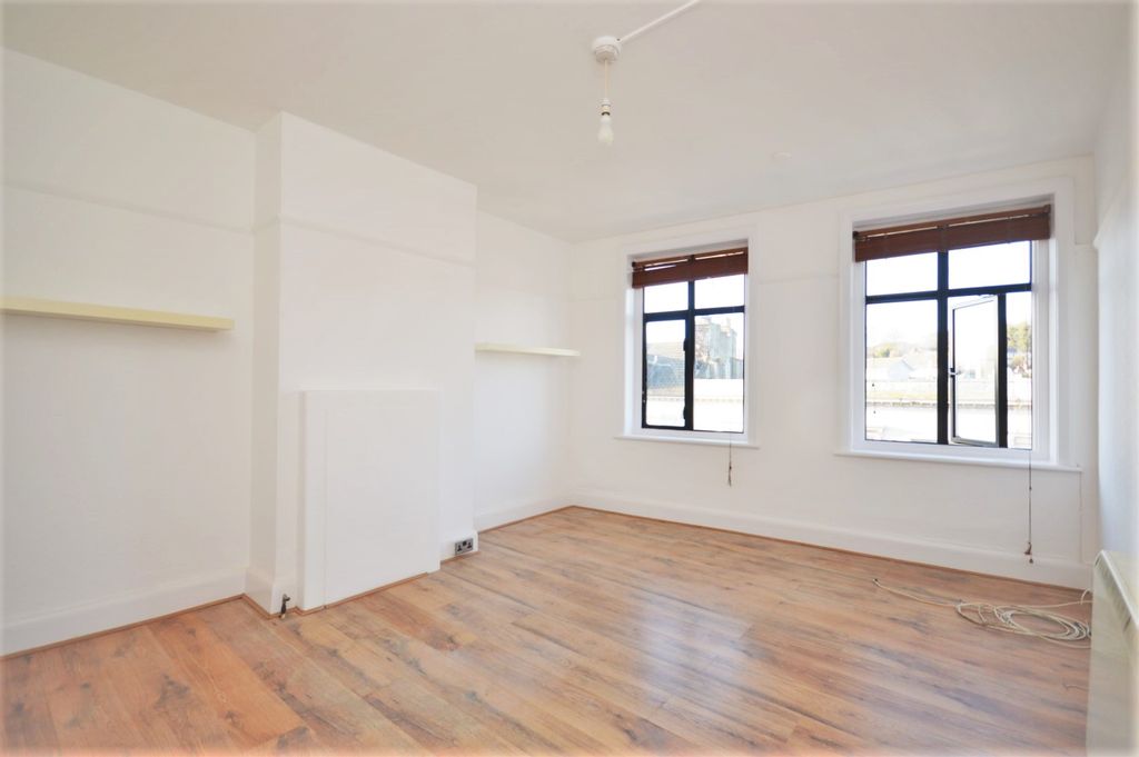 Property photo 2 of 8 Photo 02