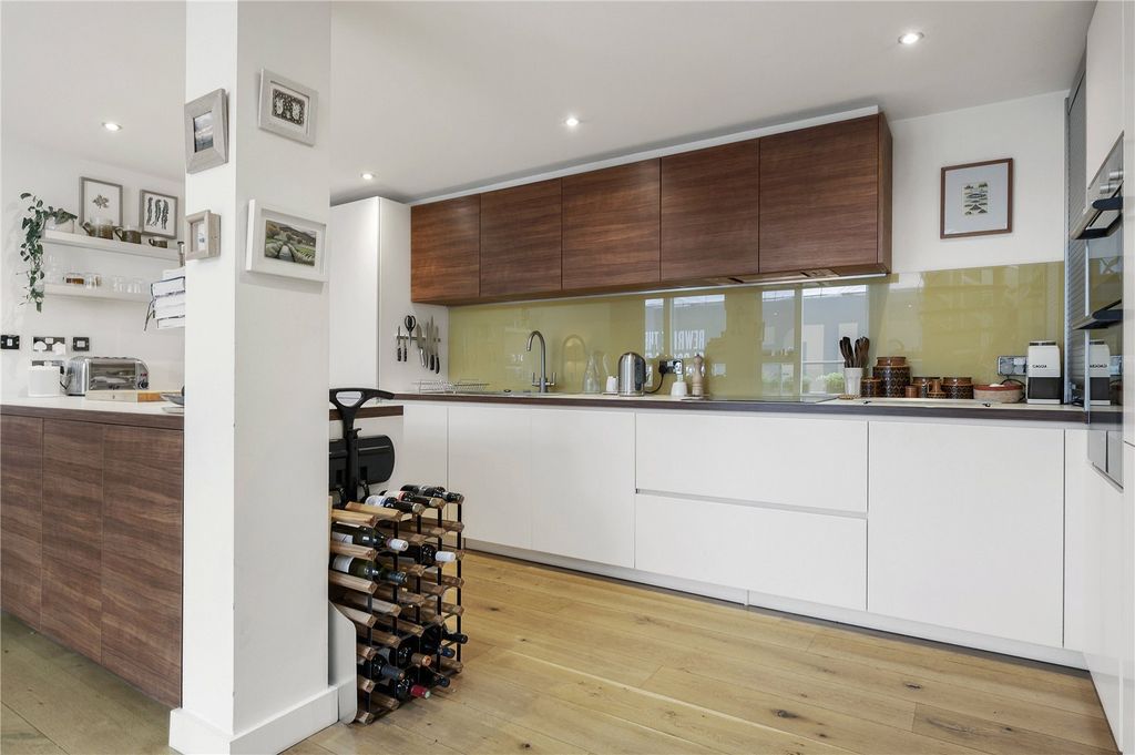 Property photo 3 of 17 Kitchen