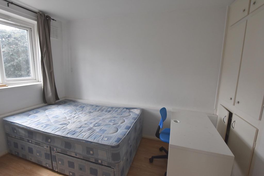 Property photo 3 of 8 Bed4.Jpg