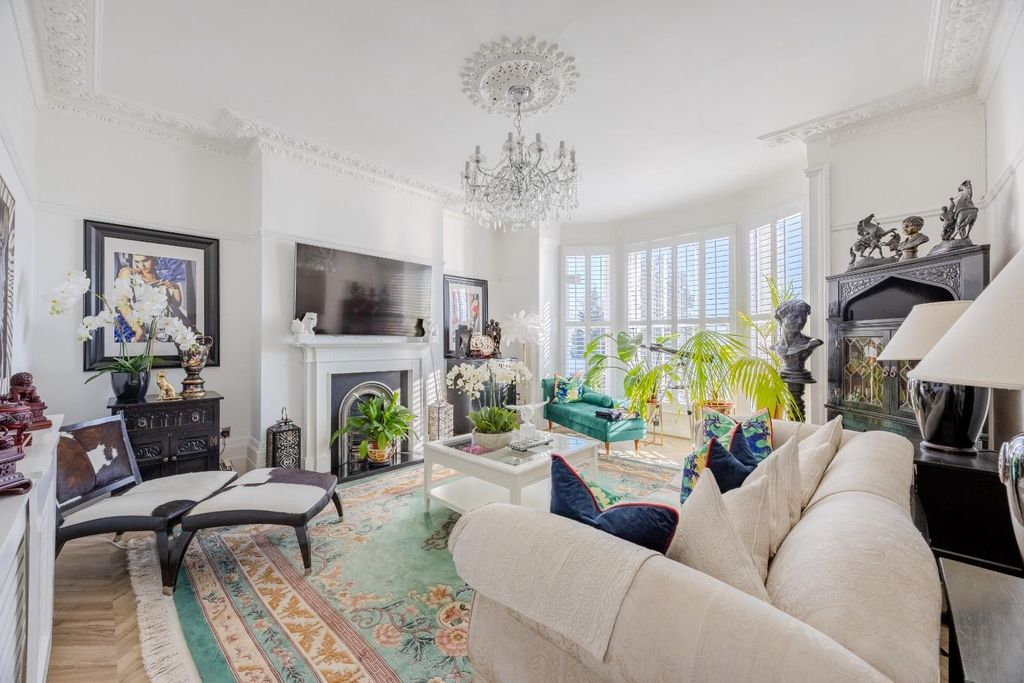 Property photo 2 of 27 Lounge