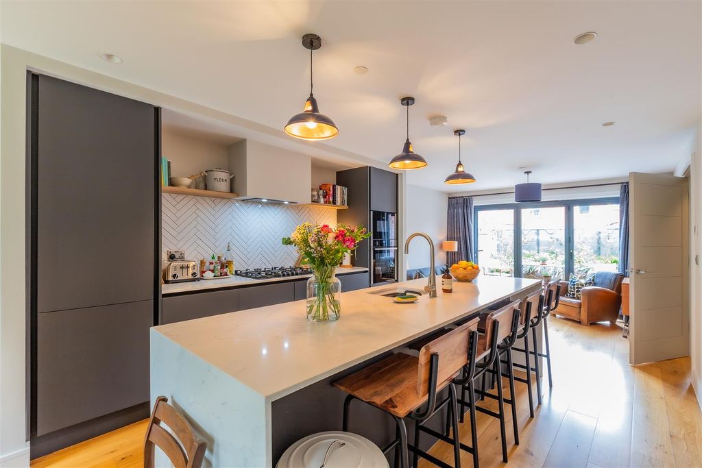 Property photo 2 of 16 Suffolk Mews 5-20.Jpg