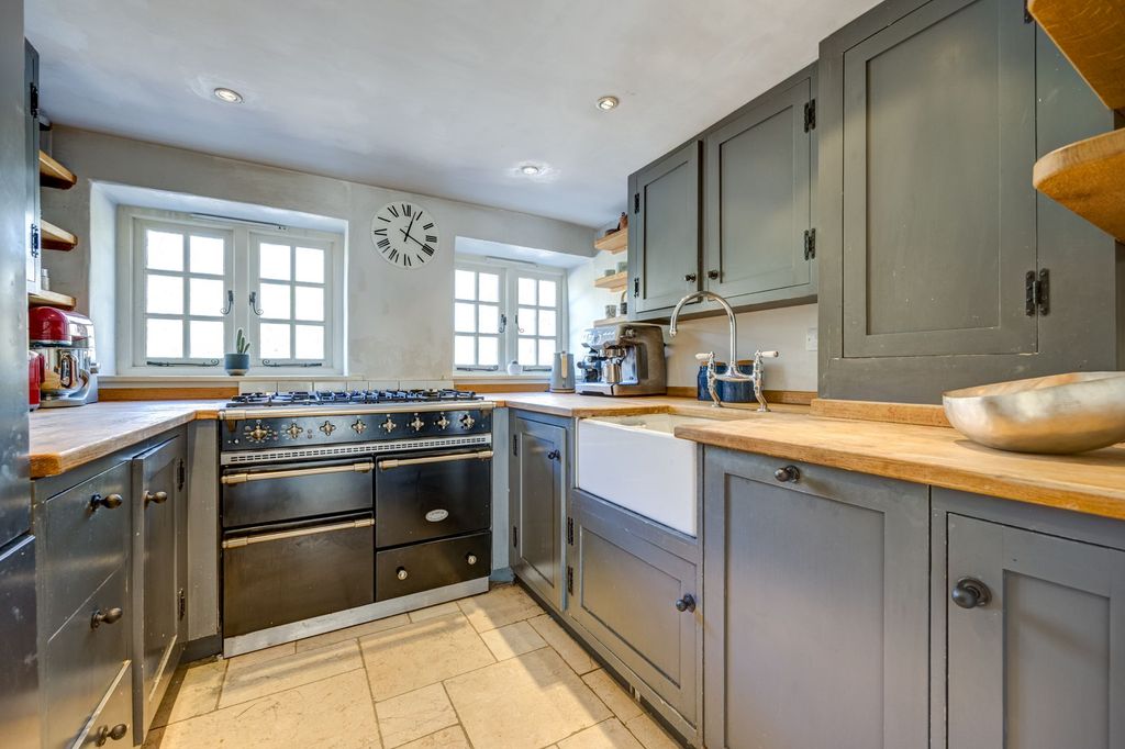 Property photo 3 of 12